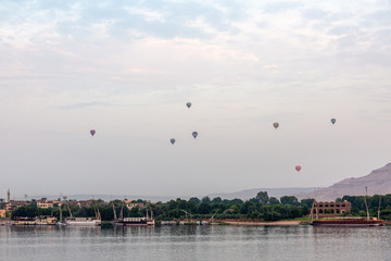 Fototapeta na wymiar Hot air balloons over the harbor on Nile