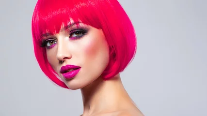 Foto op Canvas Kaukasische mannequin met bob kapsel gekleurd in roze. Vrouwelijke ogen met levendige make-up. © Valua Vitaly