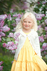 Obraz na płótnie Canvas Sweet girl in spring garden