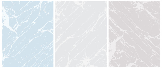 Satz von 3 zarten abstrakten Marmor-Vektor-Layouts. Gebrochen weiße unregelmäßige Linien auf einem blauen und grauen Hintergrund. 2 verschiedene Grautöne. Weicher Marmorstein-Stil Art.-Nr. Leeres Set in Pastellfarben.