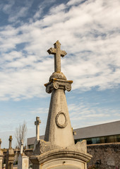 schönes Steinkreuz vor Imposanten Himmel  auf einem Friedhof in Spanien