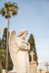 eine Engel mit gekreuzten Armen  auf einem Friedhof in Spanien