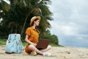 Fototapeta premium woman with laptop on the beach