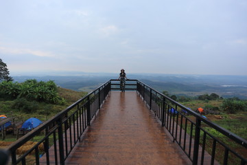 Obraz premium A woman standing at the viewpoint of a walk in Doi Sako, Chiang Rai, Thailand