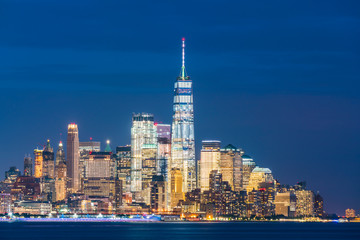 Obraz premium new york,usa, 08-25-17: new york city skyline at night with reflection in hudson river.