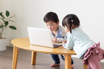 子供　動画鑑賞　ノートパソコン