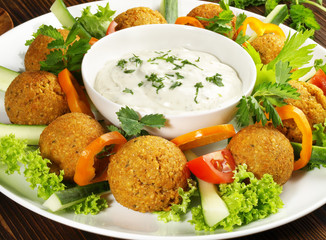Falafel mit Joghurt-Dip