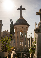 schönes altes  Familiengrab auf Säulen auf einem Friedhof in Spanien