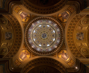 Fototapeta na wymiar Golden ceiling of beautiful Basilica st. Stefan in Budapest