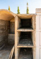geräumte Wandgräber  auf einem Friedhof in Spanien