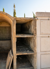 geräumte Gräber auf einem Friedhof in Spanien
