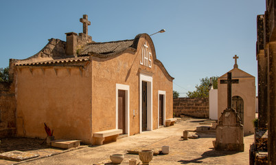 kleine Kapelle auf einem Dorffriedhof in Spanien