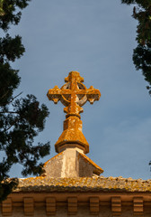 Obraz premium schönes altes Steinkreuz auf einem Friedhof in Spanien