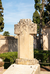 Fototapeta na wymiar schönes altes Steinkreuz auf einem Friedhof in Spanien