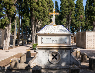 alter Grabstein in Form eines Sarges auf einem Friedhof in Spanien