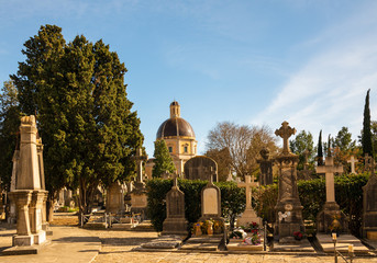 Blick über einen Friedhof in Spanien auf eine Kapelle