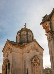 großes Mausoleum auf einem Friedhof in Spanien