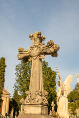 großes schönes Steinkreuz neben einem Engel auf einem Friedhof in Spanien