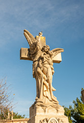 der Engel hält eine Frau im Arm auf einem Friedhof in Spanien