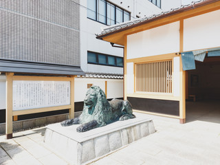 statue of a lion in matsusaka, japan