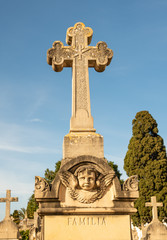 schönes Familiengrab mit großem Steinkreuz und einem Engel auf einem Friedhof in Spanien