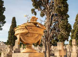 verwitterte gebrochene Urne auf einem Friedhof in Spanien