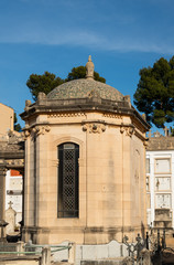 Fototapeta na wymiar schönes Mausoleum auf einem Friedhof in Spanien