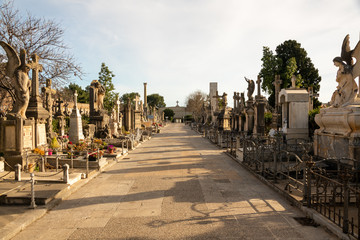 Hauptweg auf einem Friedhof in Spanien