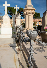 schöne verzierte Einfriedung auf einem Friedhof in Spanien