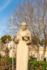 Ein Prediger auf einem Friedhof in Spanien