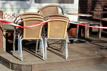 Absperrband, Menschenleere Stühle und Tische eines Cafes wegen Coronavirus geschlossen, Bremen, Deutschland, Europa