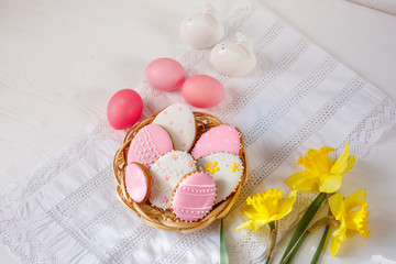 Easter decor made of gingerbread, spring flowers, daffodils and Easter eggs. 