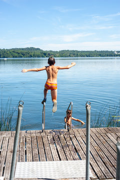  children dive into the water from pier