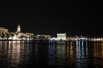 Fototapeta na wymiar Chorwacki Split w lecie nocą
