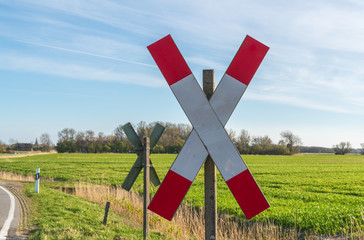 Andreaskreuz an einem Bahnübergang