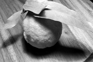 Arancia con foglie sulla tavola