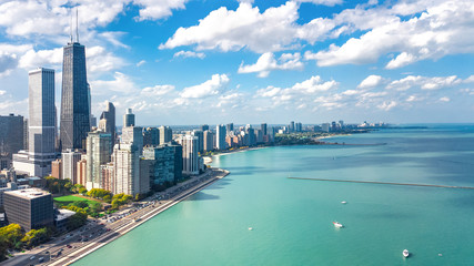 Naklejka premium Chicago skyline widok z lotu ptaka drona z góry, drapacze chmur w centrum Chicago i panoramę miasta Michigan, Illinois, USA