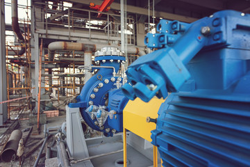Installation of new pumping equipment in the refinery shop under construction