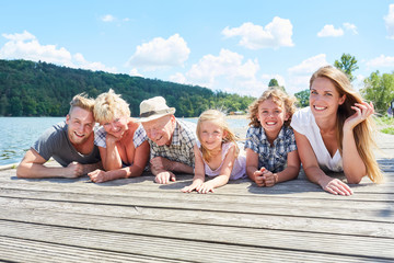 Glückliche Großfamilie im Sommerurlaub