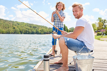 Vater und Sohn angeln zusammen am See