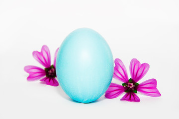 Obraz na płótnie Canvas festive Easter egg light blue and pink flowers