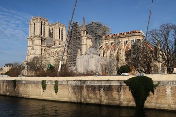 Cathédrale Notre-Dame de Paris et son échafaudage, en travaux en décembre 2019, après...