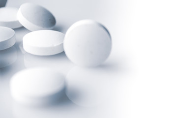 Fototapeta na wymiar white pills, medicine for the disease