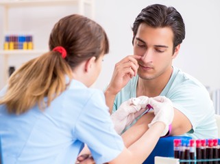 Obraz premium Young patient during blood test sampling procedure