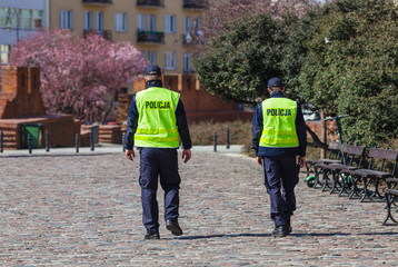 Patrol policji, policjanci w odblaskowych kamizelkach patroluj¹ Stare Miasto w Warszawie
