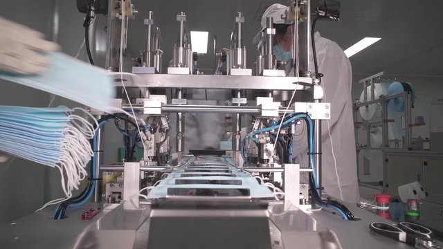 UNE MACHINE DE MASQUE EN CHINE PENDANT LE CORONAVIRUS