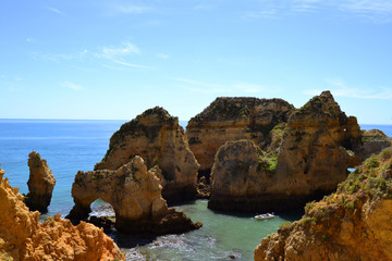 Fototapeta na wymiar Vistas de la costa en verano desde las rocas