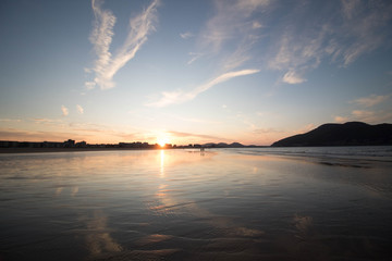 Playa española en atardecer