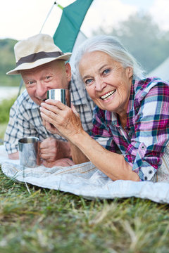 Glückliche Senior Frau mit Partner im Zelt