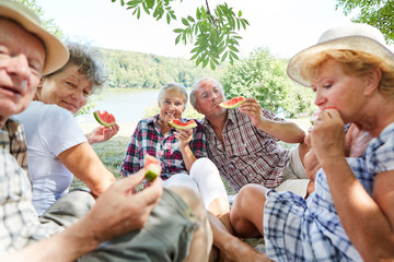Senioren Gruppe beim Melone essen